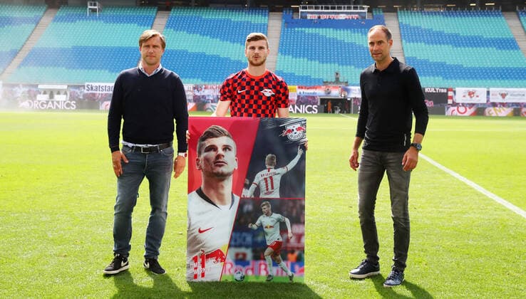 Bilder des Jahres 2020, Sport 06 Juni Sport Themen der Woche KW25 Sport Bilder des Tages RB Leipzig - Dortmund 20.06.2020 Leipzig, 20.06.2020, Red Bull Arena, Fussball, Bundesliga, 33.Spieltag , RB Leipzig vs. BVB Borussia Dortmund , Im Bild; Verabschiedung von Timo Werner (11, RB Leipzig). v.l.; Sportdirektor Markus Krösche Kroesche (RB Leipzig), Werner und Oliver Mintzlaff (RB Leipzig Vorstandsvorsitzender). , DFL regulations prohibit any use of photographs as image sequences and or quasi-video. Foto: PICTURE POINT Roger Petzsche Pool , Nur für journalistische Zwecke! Only for editorial use! Leipzig Sachsen Germany *** RB Leipzig Dortmund 20 06 2020 Leipzig, 20 06 2020, Red Bull Arena, Soccer, Bundesliga, 33 Matchday , RB Leipzig vs. BVB Borussia Dortmund , In the picture farewell of Timo Werner 11, RB Leipzig vs. sports director Markus Krösche Kroesche RB Leipzig , Werner and Oliver Mintzlaff RB Leipzig CEO , DFL regulations prohibit any use of photographs as image sequences and or quasi video Foto PICTURE POINT Roger Petzsche Pool , Only for journalistic use Leipzig Sachsen Germany Poolfoto PICTURE POINT ,EDITORIAL USE ONLY