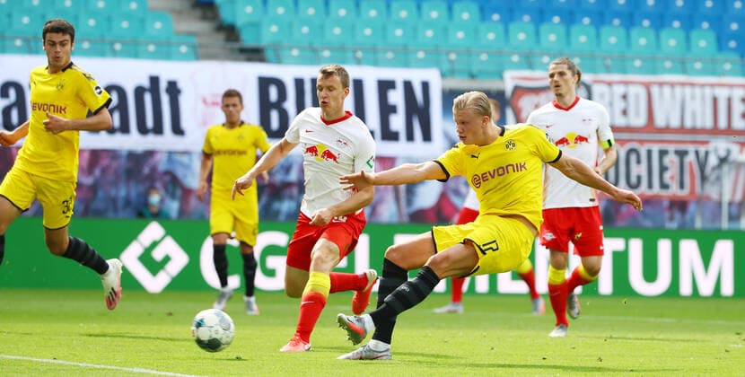 Bilder des Jahres 2020, Sport 06 Juni Sport Themen der Woche KW25 Sport Bilder des Tages RB Leipzig - Dortmund 20.06.2020 Leipzig, 20.06.2020, Red Bull Arena, Fussball, Bundesliga, 33.Spieltag , RB Leipzig vs. BVB Borussia Dortmund , Im Bild; Tor für Dortmund. Erling Haaland (17, Dortmund) trifft zum 0:1. Links; Lukas Klostermann (16, RB Leipzig). , DFL regulations prohibit any use of photographs as image sequences and or quasi-video. Foto: PICTURE POINT Roger Petzsche Pool , Nur für journalistische Zwecke! Only for editorial use! Leipzig Sachsen Germany *** RB Leipzig Dortmund 20 06 2020 Leipzig, 20 06 2020, Red Bull Arena, Soccer, Bundesliga, 33 Matchday , RB Leipzig vs BVB Borussia Dortmund , In the picture goal for Dortmund Erling Haaland 17, Dortmund scores for 0 1 Links Lukas Klostermann 16, RB Leipzig , DFL regulations prohibit any use of photographs as image sequences and or quasi video Photo PICTURE POINT Roger Petzsche Pool , Only for journalistic use Leipzig Sachsen Germany Poolfoto PICTURE POINT ,EDITORIAL USE ONLY