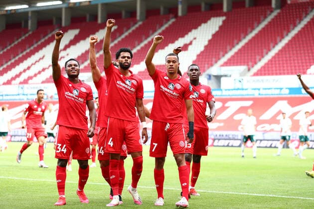 Bilder des Jahres 2020, Sport 06 Juni Sport Themen der Woche KW25 Sport Bilder des Tages 1. FSV Mainz 05 vs SV Werder Bremen 20.06.2020 Robin Quaison (FSV Mainz 05) bejubelt den Treffer zum 1:0 mit Jeremiah St. Juste (FSV Mainz 05), Ridle Baku (FSV Mainz 05) und Moussa Niakhate (FSV Mainz 05) mit dem Gruss gegen Rassismus, Fussball: 1. Bundesliga:: nphgm001: Saison 19 20: 33. Spieltag: 1. FSV Mainz 05 vs SV Werder Bremen 20.06.2020 Foto: Neis Eibner Pool via gumzmedia nordphoto DFB regulations prohibit any use of photographs as image sequences and or quasi-video. Editorial Use ONLY National and International News Agencies OUT DFL REGULATIONS PROHIBIT ANY USE OF PHOTOGRAPHS AS IMAGE SEQUENCES AND OR QUASI VIDEO EDITORIAL USE ONLY NATIONAL AND INTERNATIONAL NEWS AGENCIES OUT Mainz Opel Arena Rheinland Pfalz Deutschland *** 1 FSV Mainz 05 vs. SV Werder Bremen 20 06 2020 Robin Quaison FSV Mainz 05 celebrates the goal for the 1 0 with Jeremiah St Juste FSV Mainz 05 , Ridle Baku FSV Mainz 05 and Moussa Niakhate FSV Mainz 05 with the greeting against racism, Sport Football 1 Bundesliga nphgm001 Season 19 20 33 Matchday 1 FSV Mainz 05 vs SV Werder Bremen 20 06 2020 Foto Neis Eibner Pool via gumzmedia nordphoto DFB regulations prohibit any use of photographs as image sequences and or quasi video Editorial Use ONLY National and International News Agencies OUT DFL REGULATIONS PROHIBIT ANY USE OF PHOTOGRAPHS AS IMAGE SEQUENCES AND OR QUASI VIDEO EDITORIAL USE ONLY NATIONAL AND INTERNATIONAL NEWS AGENCIES OUT Mainz Opel Arena Rheinland Pfalz Germany Poolfoto Eibner gumzmedia nordphoto ,EDITORIAL USE ONLY