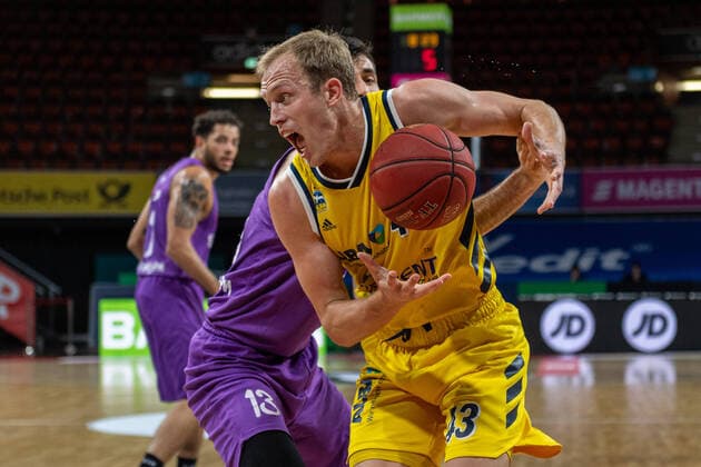 Bilder des Jahres 2020, Sport 06 Juni Sport Themen der Woche KW25 Sport Bilder des Tages Basketball easyCredit BBL Final-Turnier Basketball München 20.06.2020 Saison 2019 2020 easyCredit BBL Final-Turnier 2020 Viertelfinale Spiel 2 Alba Berlin - BG Göttingen Luke Sikma (Alba Berlin, No.43) Mihajlo Andric (Göttingen, No.13) München Audi-Dome Deutschland *** Basketball easyCredit BBL Final Tournament Basketball München 20 06 2020 Season 2019 2020 easyCredit BBL Final Tournament 2020 Quarterfinal Game 2 Alba Berlin BG Göttingen Luke Sikma Alba Berlin, No 43 Mihajlo Andric Göttingen, No 13 München Audi Dome Deutschland