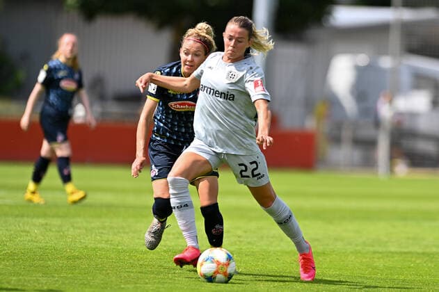 Theresa Gosch (Köln, 24) versucht Sandra Maria Jessen (B04, 22) am Schuss zu hindern, 21.06.2020, Köln (Deutschland), Fussball, Flyeralarm Frauen-Bundesliga, Bayer 04 Leverkusen - 1.FC Köln, DFB DFL REGULATIONS PROHIBIT ANY USE OF PHOTOGRAPHS AS IMAGE SEQUENCES AND OR QUASI-VIDEO.