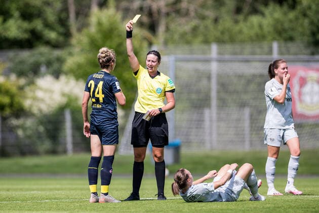 FLYERALARM Frauen Fussball Bundesliga; Bayer 04 Leverkusen - 1. FC Koeln; 21.06.2020 Gelb fuer Theresa Gosch ( 24, 1. FC Koeln) FLYERALARM Frauen Fussball Bundesliga, Bayer 04 Leverkusen - 1. FC Koeln, Leverkusen, Jugendfußball-Zentrum Kurtekotten DFL REGULATIONS PROHIBIT ANY USE OF PHOTOGRAPHS AS IMAGE SEQUENCES AND OR QUASI-VIDEO. Copyright: xBEAUTIFULxSPORTS Wunderlx