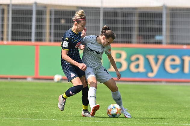 Zweikampf, Spielszene, Duell, duel, tackle, tackling, Dynamik, Action, Theresa Gosch (Köln, 24) Dora Zeller (B04, 19), 21.06.2020, Köln (Deutschland), Fussball, Flyeralarm Frauen-Bundesliga, Bayer 04 Leverkusen - 1.FC Köln, DFB DFL REGULATIONS PROHIBIT ANY USE OF PHOTOGRAPHS AS IMAGE SEQUENCES AND OR QUASI-VIDEO.