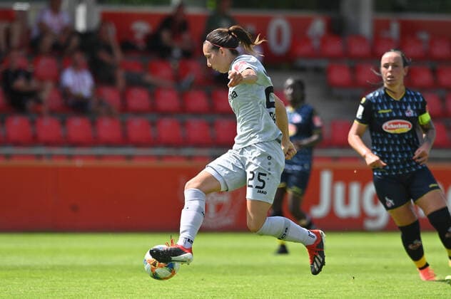 Ivana Rudelic (B04, 25) stoppt den Ball in der Luft, 21.06.2020, Köln (Deutschland), Fussball, Flyeralarm Frauen-Bundesliga, Bayer 04 Leverkusen - 1.FC Köln, DFB DFL REGULATIONS PROHIBIT ANY USE OF PHOTOGRAPHS AS IMAGE SEQUENCES AND OR QUASI-VIDEO.