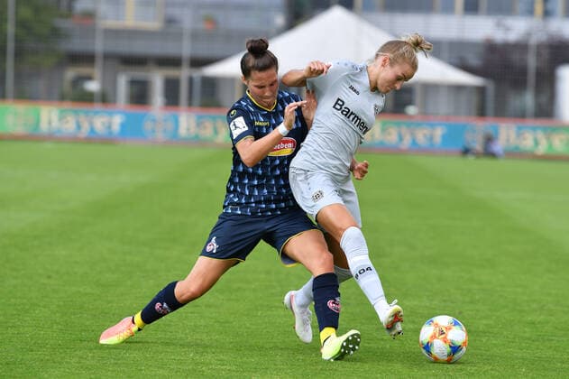 Sabrina Horvat (Köln, 3) versucht Lena Uebach (B04, 11) vom Ball zu trennen, 21.06.2020, Köln (Deutschland), Fussball, Flyeralarm Frauen-Bundesliga, Bayer 04 Leverkusen - 1.FC Köln, DFB DFL REGULATIONS PROHIBIT ANY USE OF PHOTOGRAPHS AS IMAGE SEQUENCES AND OR QUASI-VIDEO.