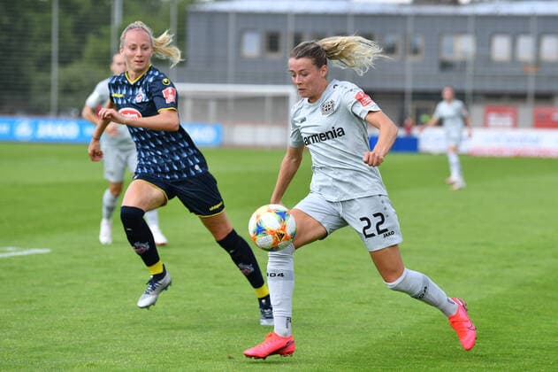 Meike Meßmer (Köln, 20) verfolgt Sandra Maria Jessen (B04, 22), 21.06.2020, Köln (Deutschland), Fussball, Flyeralarm Frauen-Bundesliga, Bayer 04 Leverkusen - 1.FC Köln, DFB DFL REGULATIONS PROHIBIT ANY USE OF PHOTOGRAPHS AS IMAGE SEQUENCES AND OR QUASI-VIDEO.