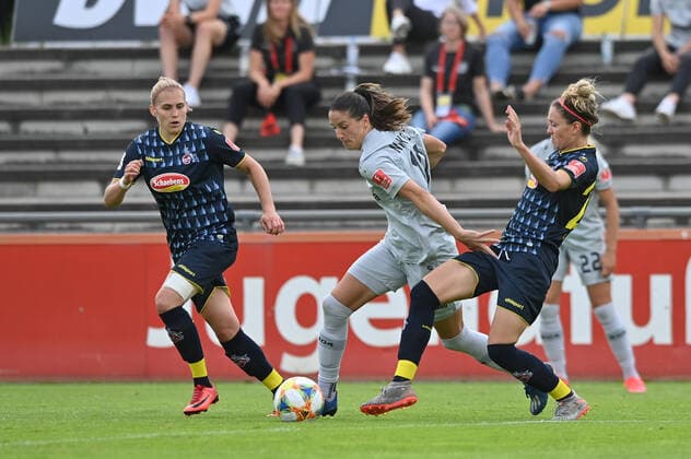 Milena Nikolic (B04, 10) setzt sich gegen Theresa Gosch (Köln, 24) durch, 21.06.2020, Köln (Deutschland), Fussball, Flyeralarm Frauen-Bundesliga, Bayer 04 Leverkusen - 1.FC Köln, DFB DFL REGULATIONS PROHIBIT ANY USE OF PHOTOGRAPHS AS IMAGE SEQUENCES AND OR QUASI-VIDEO.