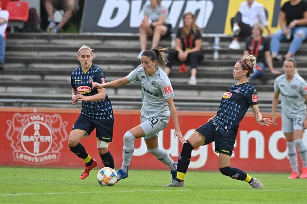 Milena Nikolic (B04, 10) setzt sich gegen Theresa Gosch (Köln, 24) durch, 21.06.2020, Köln (Deutschland), Fussball, Flyeralarm Frauen-Bundesliga, Bayer 04 Leverkusen - 1.FC Köln, DFB DFL REGULATIONS PROHIBIT ANY USE OF PHOTOGRAPHS AS IMAGE SEQUENCES AND OR QUASI-VIDEO.