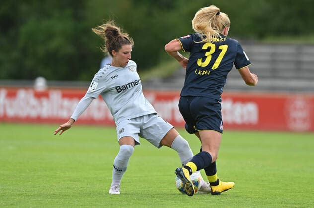 Jessica Wich (B04, 7) stoppt Rachel Rinast (Köln, 31), 21.06.2020, Köln (Deutschland), Fussball, Flyeralarm Frauen-Bundesliga, Bayer 04 Leverkusen - 1.FC Köln, DFB DFL REGULATIONS PROHIBIT ANY USE OF PHOTOGRAPHS AS IMAGE SEQUENCES AND OR QUASI-VIDEO.
