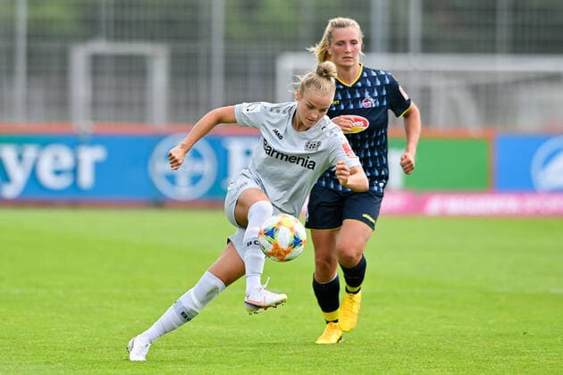 Lena Uebach (B04, 11) läuft an Rachel Rinast (Köln, 31) vorbei, 21.06.2020, Köln (Deutschland), Fussball, Flyeralarm Frauen-Bundesliga, Bayer 04 Leverkusen - 1.FC Köln, DFB DFL REGULATIONS PROHIBIT ANY USE OF PHOTOGRAPHS AS IMAGE SEQUENCES AND OR QUASI-VIDEO.