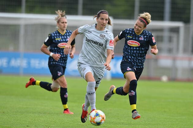 Ivana Rudelic (B04, 25) im Vorwärtslauf verfolgt von Theresa Gosch (Köln, 24), 21.06.2020, Köln (Deutschland), Fussball, Flyeralarm Frauen-Bundesliga, Bayer 04 Leverkusen - 1.FC Köln, DFB DFL REGULATIONS PROHIBIT ANY USE OF PHOTOGRAPHS AS IMAGE SEQUENCES AND OR QUASI-VIDEO.