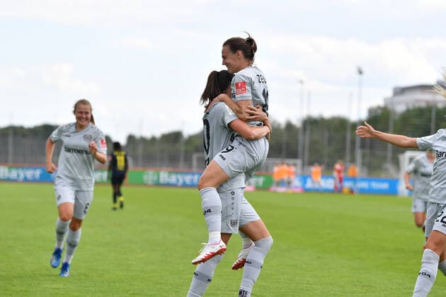 Jubel, Freuen, celebrate, happy, cheer , Goal Celebration Milena Nikolic (B04, 10) mit Dora Zeller (B04, 19), 21.06.2020, Köln (Deutschland), Fussball, Flyeralarm Frauen-Bundesliga, Bayer 04 Leverkusen - 1.FC Köln, DFB DFL REGULATIONS PROHIBIT ANY USE OF PHOTOGRAPHS AS IMAGE SEQUENCES AND OR QUASI-VIDEO.