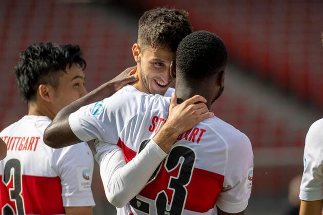 Bilder des Jahres 2020, Sport 06 Juni Sport Themen der Woche KW25 Sport Bilder des Tages Deutschland, Nuernberg, Max-Morlock-Stadion, 21.06.2020, emspor, emonline, despor, deonline, 1. FC Nuernberg vs. VfB Stuttgart, Fussball, 2. Bundesliga Bild: v. li. Torschuetze Atakan Karazor (VFB Stuttgart) Jubel nach dem Tor zum 5:0, jubelnd, bejubelt, jubelt, jubeln, emotionen DFL REGULATIONS PROHIBIT ANY USE OF PHOTOGRAPHS AS IMAGE SEQUENCES AND OR QUASI-VIDEO. *** Germany, Nuremberg, Max Morlock Stadium, 21 06 2020, emspor, emonline, despor, deonline, 1 FC Nuremberg vs VfB Stuttgart, football, 2 Bundesliga Picture from left Goalscorer Atakan Karazor VFB Stuttgart Cheers after the goal for the 5 0, cheering, cheering, cheering, emotions DFL REGULATIONS PROHIBIT ANY USE OF PHOTOGRAPHS AS IMAGE SEQUENCES AND OR QUASI VIDEO Copyright: HMBxMedia xHeikoxBecker