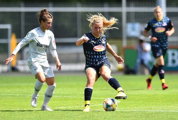 21.06.2020 - Fußball, Frauen Bundesliga, 2019 2020, 21. Spieltag, Bayer 04 Leverkusen - 1. FC Köln: (L-R) Jessica Wich (Leverkusen), Rachel Rinast (Köln) DFB REGULATIONS PROHIBIT ANY USE OF PHOTOGRAPHS AS IMAGE SEQUENCES AND OR QUASI-VIDEO. Foto: Noah Wedel Köln Nordrhein-Westfalen Deutschland Jugendfußball-Zentrum Kurtekotten