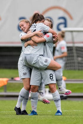 FLYERALARM Frauen Fussball Bundesliga; Bayer 04 Leverkusen - 1. FC Koeln; 21.06.2020 Die Bayer 04 Leverkusen Frauen feiern den 3:1 Sieg gegen den 1. FC Koeln und gleichzeitig den Klassenerhalt FLYERALARM Frauen Fussball Bundesliga, Bayer 04 Leverkusen - 1. FC Koeln, Leverkusen, Jugendfußball-Zentrum Kurtekotten DFL REGULATIONS PROHIBIT ANY USE OF PHOTOGRAPHS AS IMAGE SEQUENCES AND OR QUASI-VIDEO. Copyright: xBEAUTIFULxSPORTS Wunderlx