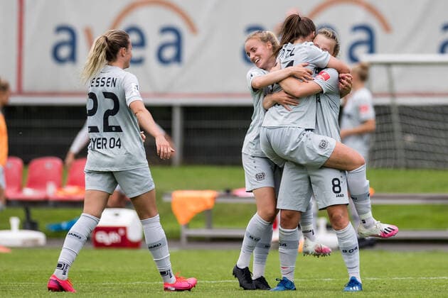 FLYERALARM Frauen Fussball Bundesliga; Bayer 04 Leverkusen - 1. FC Koeln; 21.06.2020 Die Bayer 04 Leverkusen Frauen feiern den 3:1 Sieg gegen den 1. FC Koeln und gleichzeitig den Klassenerhalt FLYERALARM Frauen Fussball Bundesliga, Bayer 04 Leverkusen - 1. FC Koeln, Leverkusen, Jugendfußball-Zentrum Kurtekotten DFL REGULATIONS PROHIBIT ANY USE OF PHOTOGRAPHS AS IMAGE SEQUENCES AND OR QUASI-VIDEO. Copyright: xBEAUTIFULxSPORTS Wunderlx