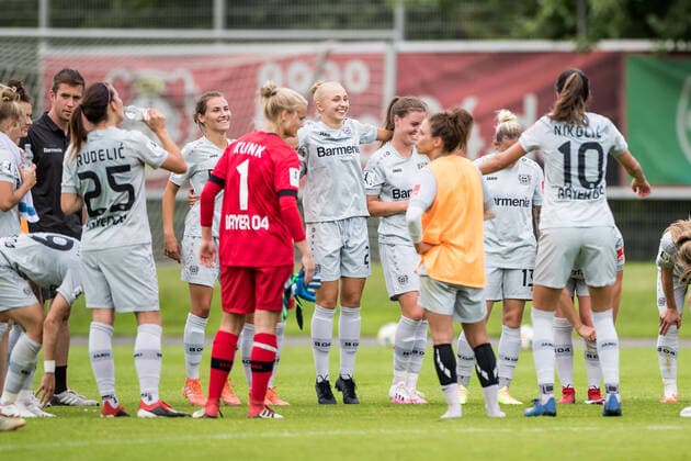 FLYERALARM Frauen Fussball Bundesliga; Bayer 04 Leverkusen - 1. FC Koeln; 21.06.2020 Die Bayer 04 Leverkusen Frauen feiern den 3:1 Sieg gegen den 1. FC Koeln und gleichzeitig den Klassenerhalt FLYERALARM Frauen Fussball Bundesliga, Bayer 04 Leverkusen - 1. FC Koeln, Leverkusen, Jugendfußball-Zentrum Kurtekotten DFL REGULATIONS PROHIBIT ANY USE OF PHOTOGRAPHS AS IMAGE SEQUENCES AND OR QUASI-VIDEO. Copyright: xBEAUTIFULxSPORTS Wunderlx