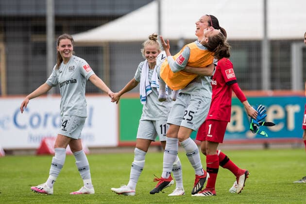 FLYERALARM Frauen Fussball Bundesliga; Bayer 04 Leverkusen - 1. FC Koeln; 21.06.2020 Die Bayer 04 Leverkusen Frauen feiern den 3:1 Sieg gegen den 1. FC Koeln und gleichzeitig den Klassenerhalt FLYERALARM Frauen Fussball Bundesliga, Bayer 04 Leverkusen - 1. FC Koeln, Leverkusen, Jugendfußball-Zentrum Kurtekotten DFL REGULATIONS PROHIBIT ANY USE OF PHOTOGRAPHS AS IMAGE SEQUENCES AND OR QUASI-VIDEO. Copyright: xBEAUTIFULxSPORTS Wunderlx