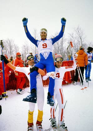 Slalom Herren Olymische Spiele 1980 in Lake Placid Ingemar Stenmark gewinnt seine zweite Goldmedaille in Lake Placid bei den Olympischen Spielen 1980, Andreas Wenzel und Hans Enn heben ihn auf ihre Schultern Lake Placid New York U S A White Face Mountain *** Slalom Mens Olymic Games 1980 in Lake Placid Ingemar Stenmark wins his second gold medal in Lake Placid at the 1980 Olympics, Andreas Wenzel and Hans Enn lift him onto their shoulders Lake Placid New York U S A White Face Mountain