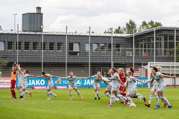 FLYERALARM Frauen Fussball Bundesliga; Bayer 04 Leverkusen - 1. FC Koeln; 21.06.2020 Die Bayer 04 Leverkusen Frauen feiern den 3:1 Sieg gegen den 1. FC Koeln und gleichzeitig den Klassenerhalt FLYERALARM Frauen Fussball Bundesliga, Bayer 04 Leverkusen - 1. FC Koeln, Leverkusen, Jugendfußball-Zentrum Kurtekotten DFL REGULATIONS PROHIBIT ANY USE OF PHOTOGRAPHS AS IMAGE SEQUENCES AND OR QUASI-VIDEO. Copyright: xBEAUTIFULxSPORTS Wunderlx