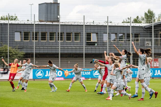 FLYERALARM Frauen Fussball Bundesliga; Bayer 04 Leverkusen - 1. FC Koeln; 21.06.2020 Die Bayer 04 Leverkusen Frauen feiern den 3:1 Sieg gegen den 1. FC Koeln und gleichzeitig den Klassenerhalt FLYERALARM Frauen Fussball Bundesliga, Bayer 04 Leverkusen - 1. FC Koeln, Leverkusen, Jugendfußball-Zentrum Kurtekotten DFL REGULATIONS PROHIBIT ANY USE OF PHOTOGRAPHS AS IMAGE SEQUENCES AND OR QUASI-VIDEO. Copyright: xBEAUTIFULxSPORTS Wunderlx