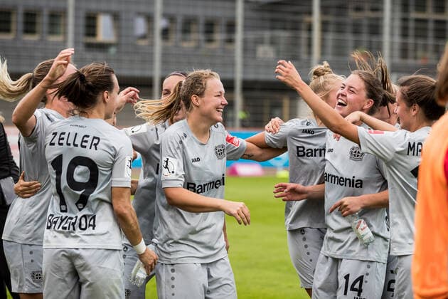 FLYERALARM Frauen Fussball Bundesliga; Bayer 04 Leverkusen - 1. FC Koeln; 21.06.2020 Die Bayer 04 Leverkusen Frauen feiern den 3:1 Sieg gegen den 1. FC Koeln und gleichzeitig den Klassenerhalt FLYERALARM Frauen Fussball Bundesliga, Bayer 04 Leverkusen - 1. FC Koeln, Leverkusen, Jugendfußball-Zentrum Kurtekotten DFL REGULATIONS PROHIBIT ANY USE OF PHOTOGRAPHS AS IMAGE SEQUENCES AND OR QUASI-VIDEO. Copyright: xBEAUTIFULxSPORTS Wunderlx