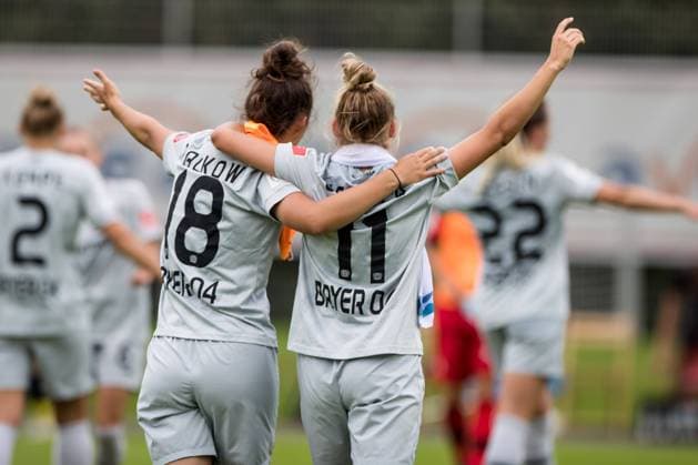 Sport Bilder des Tages FLYERALARM Frauen Fussball Bundesliga; Bayer 04 Leverkusen - 1. FC Koeln; 21.06.2020 Die Bayer 04 Leverkusen Frauen feiern den 3:1 Sieg gegen den 1. FC Koeln und gleichzeitig den Klassenerhalt FLYERALARM Frauen Fussball Bundesliga, Bayer 04 Leverkusen - 1. FC Koeln, Leverkusen, Jugendfußball-Zentrum Kurtekotten DFL REGULATIONS PROHIBIT ANY USE OF PHOTOGRAPHS AS IMAGE SEQUENCES AND OR QUASI-VIDEO. Copyright: xBEAUTIFULxSPORTS Wunderlx
