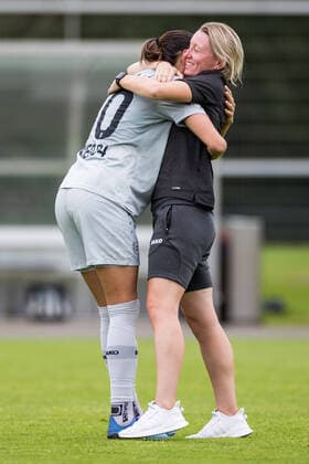 FLYERALARM Frauen Fussball Bundesliga; Bayer 04 Leverkusen - 1. FC Koeln; 21.06.2020 Die Bayer 04 Leverkusen Frauen feiern den 3:1 Sieg gegen den 1. FC Koeln und gleichzeitig den Klassenerhalt FLYERALARM Frauen Fussball Bundesliga, Bayer 04 Leverkusen - 1. FC Koeln, Leverkusen, Jugendfußball-Zentrum Kurtekotten DFL REGULATIONS PROHIBIT ANY USE OF PHOTOGRAPHS AS IMAGE SEQUENCES AND OR QUASI-VIDEO. Copyright: xBEAUTIFULxSPORTS Wunderlx