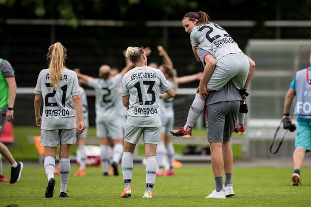 FLYERALARM Frauen Fussball Bundesliga; Bayer 04 Leverkusen - 1. FC Koeln; 21.06.2020 Die Bayer 04 Leverkusen Frauen feiern den 3:1 Sieg gegen den 1. FC Koeln und gleichzeitig den Klassenerhalt FLYERALARM Frauen Fussball Bundesliga, Bayer 04 Leverkusen - 1. FC Koeln, Leverkusen, Jugendfußball-Zentrum Kurtekotten DFL REGULATIONS PROHIBIT ANY USE OF PHOTOGRAPHS AS IMAGE SEQUENCES AND OR QUASI-VIDEO. Copyright: xBEAUTIFULxSPORTS Wunderlx