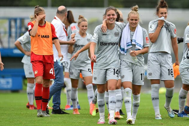 21.06.2020 - Fußball, Frauen Bundesliga, 2019 2020, 21. Spieltag, Bayer 04 Leverkusen - 1. FC Köln: (L-R) Juliane Wirtz (Leverkusen), Lena Uebach (Leverkusen) DFB REGULATIONS PROHIBIT ANY USE OF PHOTOGRAPHS AS IMAGE SEQUENCES AND OR QUASI-VIDEO. Foto: Noah Wedel Köln Nordrhein-Westfalen Deutschland Jugendfußball-Zentrum Kurtekotten