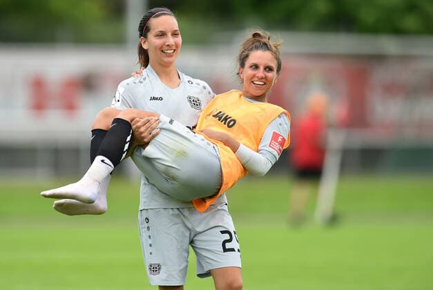 21.06.2020 - Fußball, Frauen Bundesliga, 2019 2020, 21. Spieltag, Bayer 04 Leverkusen - 1. FC Köln: (L-R) Ivana Rudelic (Leverkusen) - Jessica Wich (Leverkusen) DFB REGULATIONS PROHIBIT ANY USE OF PHOTOGRAPHS AS IMAGE SEQUENCES AND OR QUASI-VIDEO. Foto: Noah Wedel Köln Nordrhein-Westfalen Deutschland Jugendfußball-Zentrum Kurtekotten
