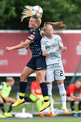 Sport Bilder des Tages 21.06.2020 - Fußball, Frauen Bundesliga, 2019 2020, 21. Spieltag, Bayer 04 Leverkusen - 1. FC Köln: (L-R) Rachel Rinast (Köln), Henrietta Csiszar (Leverkusen) DFB REGULATIONS PROHIBIT ANY USE OF PHOTOGRAPHS AS IMAGE SEQUENCES AND OR QUASI-VIDEO. Foto: Noah Wedel Köln Nordrhein-Westfalen Deutschland Jugendfußball-Zentrum Kurtekotten
