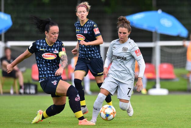 21.06.2020 - Fußball, Frauen Bundesliga, 2019 2020, 21. Spieltag, Bayer 04 Leverkusen - 1. FC Köln: (L-R) Peggy Nietgen (Köln), Jessica Wich (Leverkusen) DFB REGULATIONS PROHIBIT ANY USE OF PHOTOGRAPHS AS IMAGE SEQUENCES AND OR QUASI-VIDEO. Foto: Noah Wedel Köln Nordrhein-Westfalen Deutschland Jugendfußball-Zentrum Kurtekotten