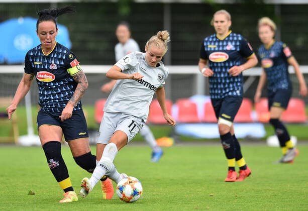 21.06.2020 - Fußball, Frauen Bundesliga, 2019 2020, 21. Spieltag, Bayer 04 Leverkusen - 1. FC Köln: (L-R) Peggy Nietgen (Köln), Lena Uebach (Leverkusen) DFB REGULATIONS PROHIBIT ANY USE OF PHOTOGRAPHS AS IMAGE SEQUENCES AND OR QUASI-VIDEO. Foto: Noah Wedel Köln Nordrhein-Westfalen Deutschland Jugendfußball-Zentrum Kurtekotten