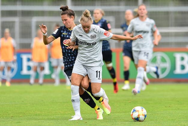 21.06.2020 - Fußball, Frauen Bundesliga, 2019 2020, 21. Spieltag, Bayer 04 Leverkusen - 1. FC Köln: (L-R) Carolin Schraa (Köln), Lena Uebach (Leverkusen) DFB REGULATIONS PROHIBIT ANY USE OF PHOTOGRAPHS AS IMAGE SEQUENCES AND OR QUASI-VIDEO. Foto: Noah Wedel Köln Nordrhein-Westfalen Deutschland Jugendfußball-Zentrum Kurtekotten