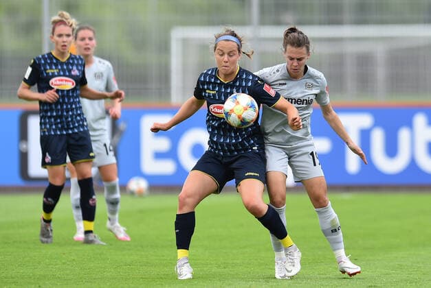 21.06.2020 - Fußball, Frauen Bundesliga, 2019 2020, 21. Spieltag, Bayer 04 Leverkusen - 1. FC Köln: (L-R) Sonja Giraud (Köln), Dora Zeller (Leverkusen) DFB REGULATIONS PROHIBIT ANY USE OF PHOTOGRAPHS AS IMAGE SEQUENCES AND OR QUASI-VIDEO. Foto: Noah Wedel Köln Nordrhein-Westfalen Deutschland Jugendfußball-Zentrum Kurtekotten