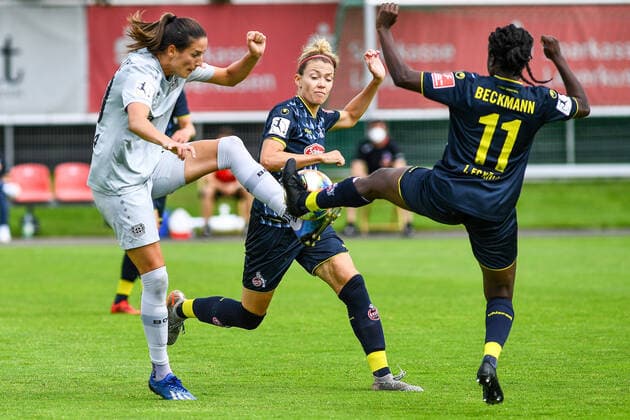 Sport Bilder des Tages v.li.: Milena Nikolic (B04, 10), Theresa Gosch (Köln, 24), Eunice Beckmann (Köln, 11), Dreikampf, Duell, duel, tackle, tackling, Dynamik, Action, Aktion, 21.06.2020, Leverkusen (Deutschland), Fussball, Flyeralarm Frauen-Bundesliga, Bayer 04 Leverkusen - 1. FC Köln, DFB DFL REGULATIONS PROHIBIT ANY USE OF PHOTOGRAPHS AS IMAGE SEQUENCES AND OR QUASI-VIDEO.