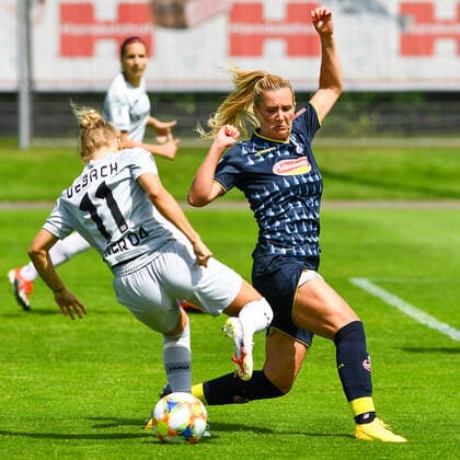 v.li.: Lena Uebach (B04, 11), Rachel Rinast (Köln, 31), Zweikampf, Duell, duel, tackle, tackling, Dynamik, Action, Aktion, 21.06.2020, Leverkusen (Deutschland), Fussball, Flyeralarm Frauen-Bundesliga, Bayer 04 Leverkusen - 1. FC Köln, DFB DFL REGULATIONS PROHIBIT ANY USE OF PHOTOGRAPHS AS IMAGE SEQUENCES AND OR QUASI-VIDEO.