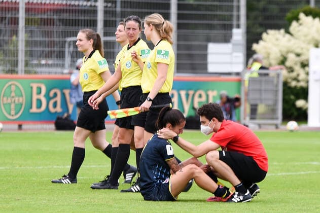 Francesa Calo (Köln, 2), enttäuscht über die Niederlage, Enttäuschung nach dem Schlusspfiff, unzufrieden, Verlierer, verloren, Frustration, disappointed, pessimistisch, 21.06.2020, Leverkusen (Deutschland), Fussball, Flyeralarm Frauen-Bundesliga, Bayer 04 Leverkusen - 1. FC Köln, DFB DFL REGULATIONS PROHIBIT ANY USE OF PHOTOGRAPHS AS IMAGE SEQUENCES AND OR QUASI-VIDEO.