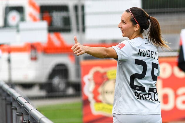 Ivana Rudelic (B04, 25) mit Daumen nach oben, Geste, Gestik, zuversichtlich, optimistisch, Action, Aktion, 21.06.2020, Leverkusen (Deutschland), Fussball, Flyeralarm Frauen-Bundesliga, Bayer 04 Leverkusen - 1. FC Köln, DFB DFL REGULATIONS PROHIBIT ANY USE OF PHOTOGRAPHS AS IMAGE SEQUENCES AND OR QUASI-VIDEO.