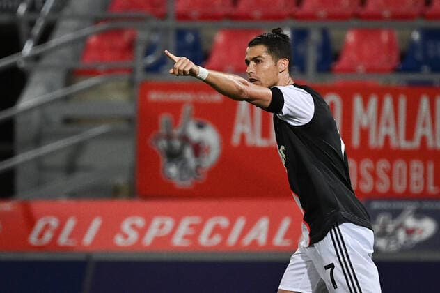 Bilder des Jahres 2020, Sport 06 Juni Sport Themen der Woche KW26 Sport Bilder des Tages Photo Massimo Paolone LaPresse June 22, 2020 Bologna, Italy soccer Bologna vs Juventus - Italian Football Championship League A TIM 2019 2020 - stadio Renato Dall Ara stadium In the pic: Cristiano Ronaldo (Juventus F.C.) celebrates after scoring goal 0-1  Copyright: xMassimoxPaolone LaPressex