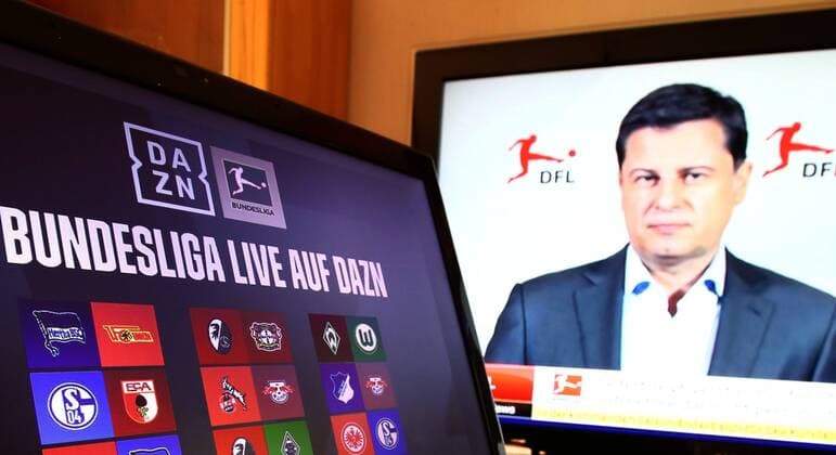 Dazn hat sich Anteile an den Bundesligauebertragungsrechten gesichtert; rechts: DFL-Geschaeftsfuehrer Christian Seifert auf einem TV-Bildschirm Vergabe der Bundesliga-TV-Rechte Vergabe der Bundesliga-TV-Rechte Frankfurt *** Dazn has secured shares in Bundesliga broadcasting rights right DFL managing director Christian Seifert on a TV screen Awarding of Bundesliga TV rights Awarding of Bundesliga TV rights Frankfurt Copyright: xWeissx Eibner-Pressefotox EP_rws