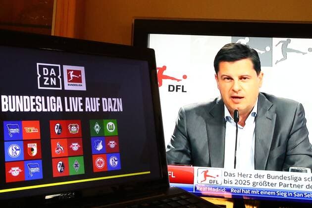 Dazn hat sich Anteile an den Bundesligauebertragungsrechten gesichtert; rechts: DFL-Geschaeftsfuehrer Christian Seifert auf einem TV-Bildschirm Vergabe der Bundesliga-TV-Rechte Vergabe der Bundesliga-TV-Rechte Frankfurt *** Dazn has secured shares in Bundesliga broadcasting rights right DFL managing director Christian Seifert on a TV screen Awarding of Bundesliga TV rights Awarding of Bundesliga TV rights Frankfurt Copyright: xWeissx Eibner-Pressefotox EP_rws