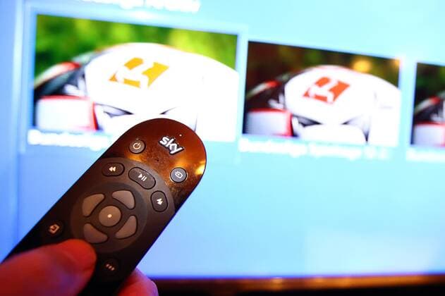 Sky hat sich Anteile an den Bundesligauebertragungsrechten gesichtert. Eine Sky-Fernbedienung vor einem TV-Bildschirm Vergabe der Bundesliga-TV-Rechte Vergabe der Bundesliga-TV-Rechte Frankfurt *** Sky has secured shares in Bundesliga broadcasting rights A Sky remote control in front of a TV screen Award of Bundesliga TV rights Award of Bundesliga TV rights Frankfurt Copyright: xWeissx Eibner-Pressefotox EP_rws