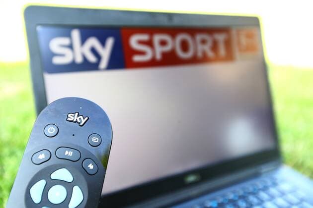 Sky hat sich Anteile an den Bundesligauebertragungsrechten gesichtert. Eine Sky-Fernbedienung vor einem Laptopbildschirm Vergabe der Bundesliga-TV-Rechte Vergabe der Bundesliga-TV-Rechte Frankfurt *** Sky has secured shares in Bundesliga broadcasting rights A Sky remote control in front of a laptop screen Award of Bundesliga TV rights Award of Bundesliga TV rights Frankfurt Copyright: xWeissx Eibner-Pressefotox EP_rws