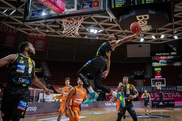 Bilder des Jahres 2020, Sport 06 Juni Sport Themen der Woche KW26 Sport Bilder des Tages Basketball easyCredit BBL Final-Turnier Basketball München 23.06.2020 Saison 2019 2020 easyCredit BBL Final-Turnier 2020 Halbfinale Spiel 2 ratiopharm Ulm - MHP Riesen Ludwigsburg Thomas Wimbush (Ludwigsburg, No.20) Tyler Jordan Harvey (Ulm, No.01) Ariel Hukporti (Ludwigsburg, No.15) Marcos Knight (Ludwigsburg, No.09) Marco München Audi-Dome Deutschland *** Basketball easyCredit BBL Final Tournament Basketball München 23 06 2020 Season 2019 2020 easyCredit BBL Final Tournament 2020 Semi-Final Game 2 ratiopharm Ulm MHP Riesen Ludwigsburg Thomas Wimbush Ludwigsburg, No 20 Tyler Jordan Harvey Ulm, No 01 Ariel Hukporti Ludwigsburg, No 15 Marcos Knight Ludwigsburg, No 09 Marco München Audi Dome Deutschland