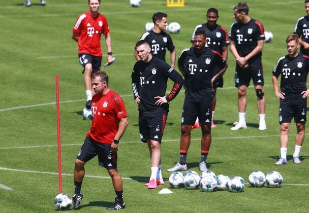Sport Bilder des Tages Trainer Hansi Flick, Niklas Süle Suele, Jerome Boateng Fussball 1. Bundesliga FC Bayern München Training an der Säbenerstrasse 24.06.2020 FOTO: Mladen Lackovic LakoPress *** Coaches Hansi Flick, Niklas Süle Suele, Jerome Boateng Football 1 Bundesliga FC Bayern Munich Training at Säbenerstrasse 24 06 2020 PHOTO Mladen Lackovic LakoPress