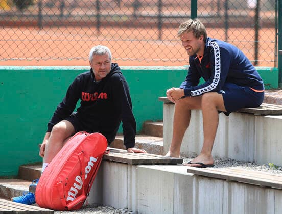 Kevin Krawietz und Trainer Klaus Langenbach sitzen auf der Terrase und beobachten ein Spiel, Tannenhof Resort German Men s Series, DTB German Pro Series, TC Grosshesselohe, Muenchen. - Tannenhof Resort German Men s Series - - TC Grosshesselohe - Grosshesselohe-Muenchen - Bayern - Germany - 25 June 2020. Copyright: xJuergenxHasenkopfx