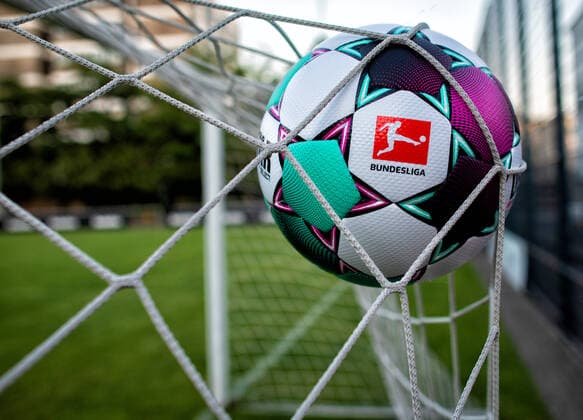 Düsseldorf, 26.06.2020 Der Bundesliga Ball Derbystar Bundesliga Brillant APS V20 2020 21 Spielball