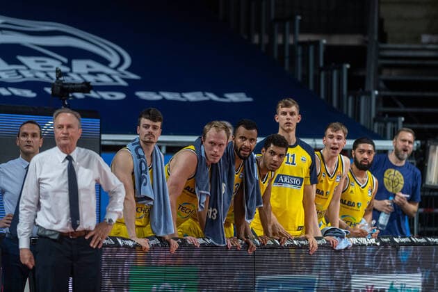 Basketball easyCredit BBL Final-Turnier Basketball München 26.06.2020 Saison 2019 2020 easyCredit BBL Final-Turnier 2020 Finale Spiel 1 Alba Berlin - MHP Riesen Ludwigsburg Alba Aito Garcia Reneses (Alba Berlin, Trainer) Jonas Mattisseck (Alba Berlin, No.09) Luke Sikma (Alba Berlin, No.43) Johannes Thiemann (Alba Berlin, No.32) Kenneth Ogbe (Alba Berlin, No.25) Lorenz Brenneke (Alba Berlin, No.11) Malte Delow (Alba Berlin, No.06) Peyton Siva (Alba Berlin, No.03) Thommy Thorwarth nur redaktionelle Verwendung - kommerzielle Verwendung Nutzung nur nach Absprache mit dem Fotografen München Deutschland
